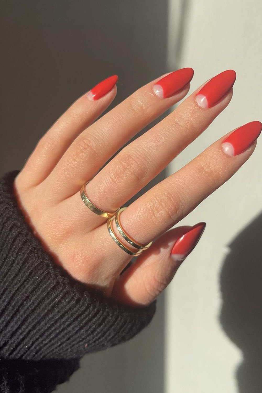 unhas vermelhas com francesinha dourada