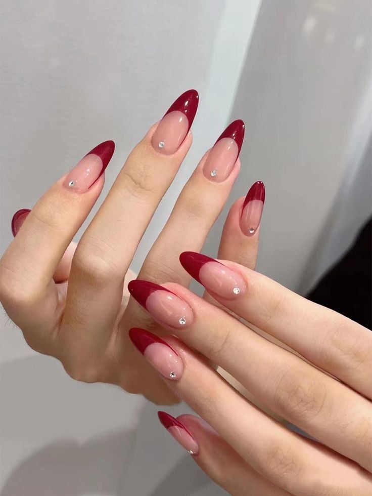 unhas vermelhas com francesinha moderna
