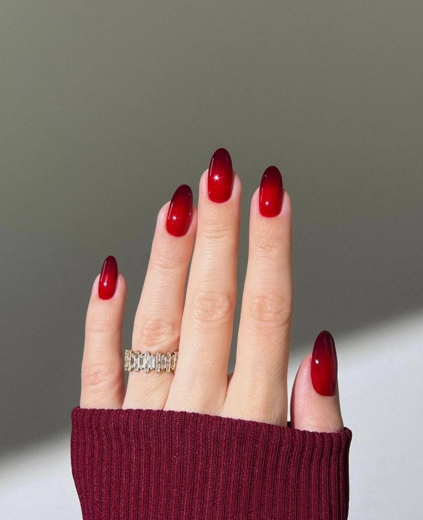 unhas vermelhas com francesinha branca