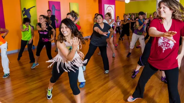 As Melhores Playlists de Zumba no YouTube para Treinar em Casa em 2025