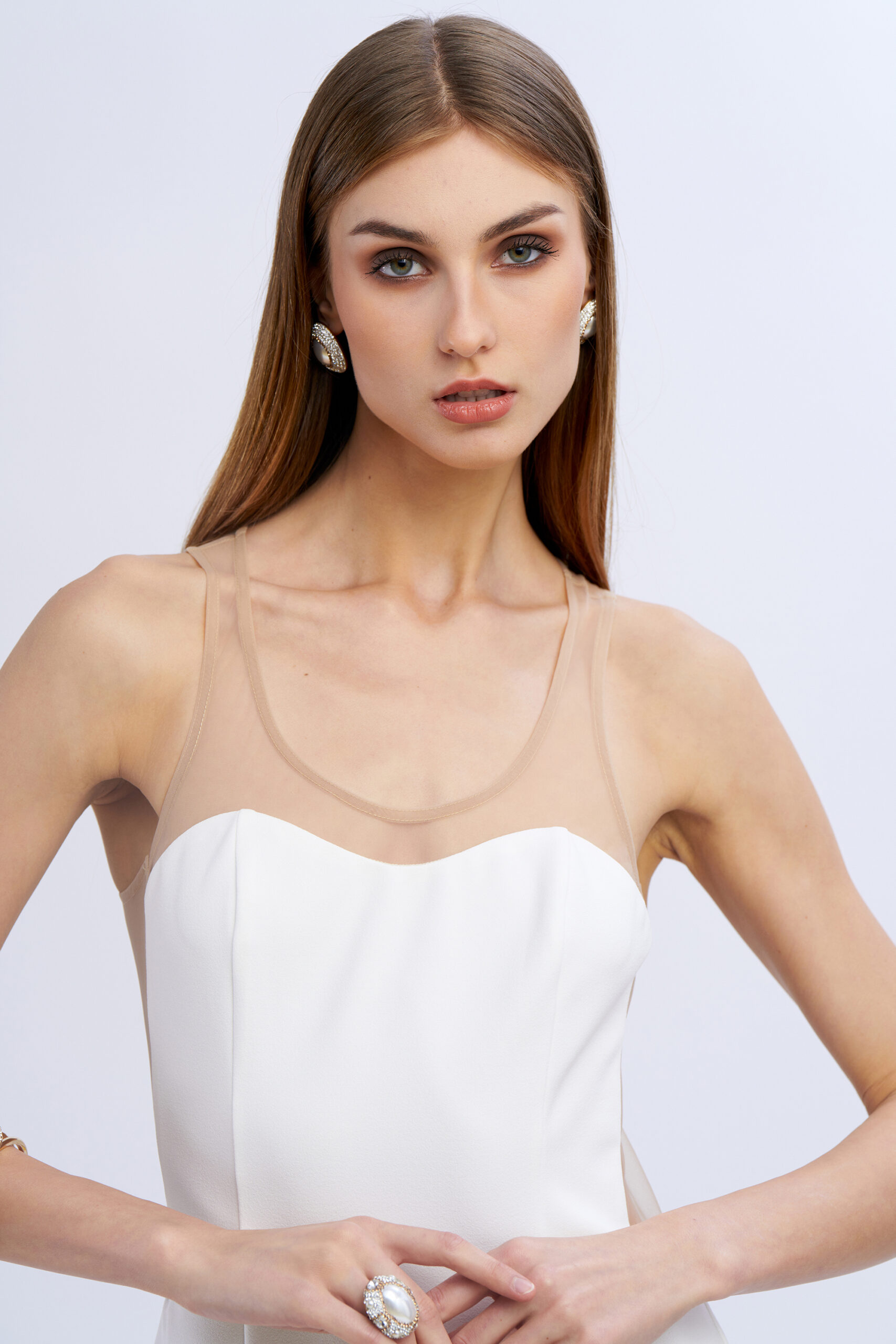 Como usar o vestido branco transparente em diferentes ocasiões