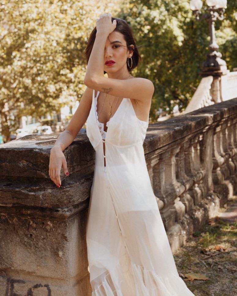 Os melhores tecidos para vestidos brancos transparentes