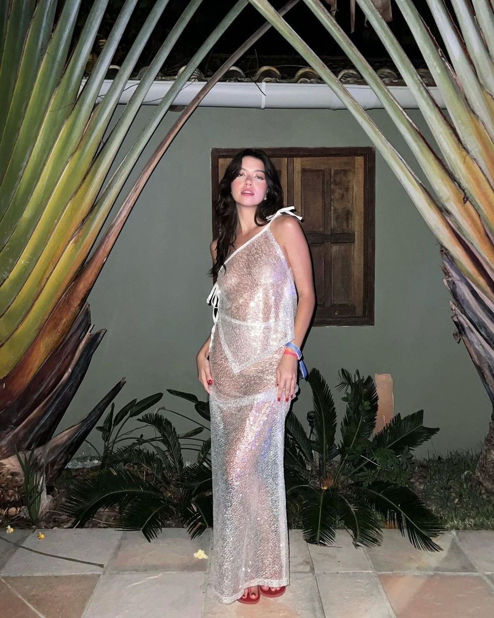 Os melhores tecidos para vestidos brancos transparentes