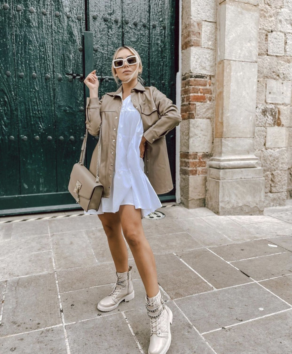 Vestido Com Bota Branca