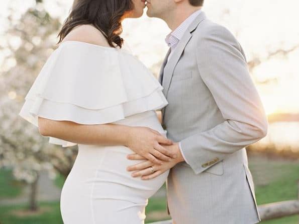 5 Ideias de Títulos:
1. Vestido de Noiva Gestante para Casamento Civil: Conforto e Estilo
2. Guia Completo: Escolhendo o Vestido Perfeito para Noivas Grávidas no Civil
3. Tecidos e Modelagens Ideais para Vestidos de Noiva Gestante Civil
4. Dicas Essenciais para Noivas Grávidas: Do Vestido aos Acessórios
5. Casamento Civil na Gestação: Modelos de Vestidos que Valorizam a Barriga