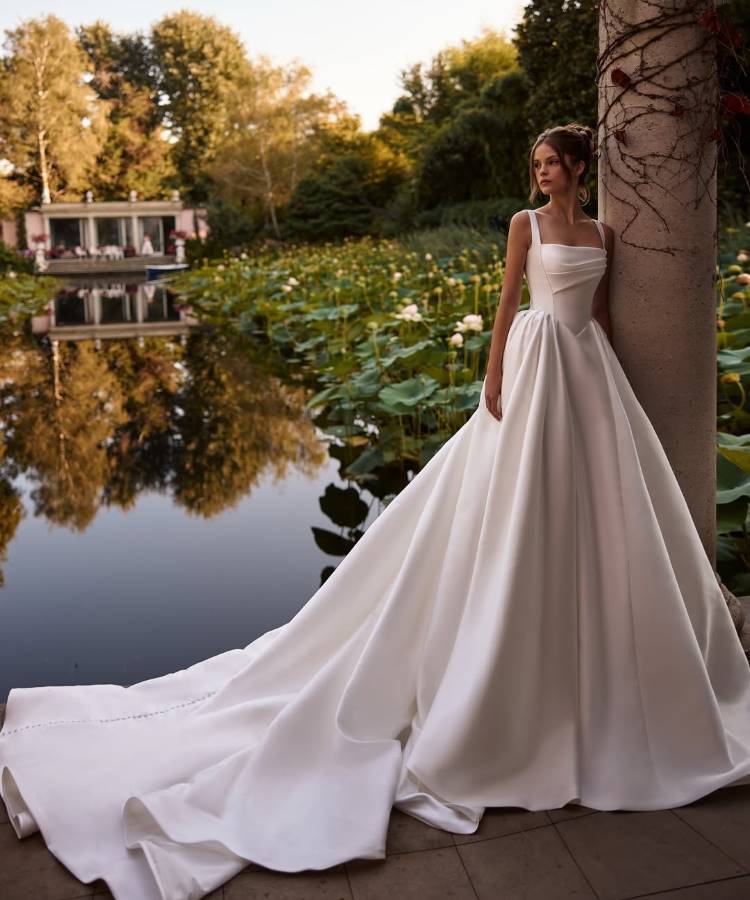 5 Ideias de Títulos para Posts sobre Vestidos de Noiva Tomara que Caia Lisos:
1. Minimalismo Sofisticado: O Guia Completo dos Vestidos de Noiva Tomara que Caia Lisos
2. Do Zibeline ao Cetim: Tecidos Nobres para o Seu Vestido de Noiva Tomara que Caia
3. Acessórios que Complementam: Como Elevar seu Look com um Vestido Tomara que Caia Liso
4. Silhuetas que Encantam: Explorando os Cortes Sereia e Princesa em Vestidos Lisos
5. Casamentos Civis e Intimistas: A Escolha Perfeita do Vestido Tomara que Caia Minimalista