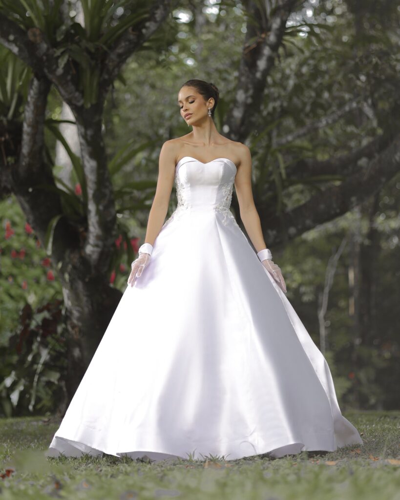 5 Ideias de Títulos para Posts sobre Vestidos de Noiva Tomara que Caia Lisos:
1. Minimalismo Sofisticado: O Guia Completo dos Vestidos de Noiva Tomara que Caia Lisos
2. Do Zibeline ao Cetim: Tecidos Nobres para o Seu Vestido de Noiva Tomara que Caia
3. Acessórios que Complementam: Como Elevar seu Look com um Vestido Tomara que Caia Liso
4. Silhuetas que Encantam: Explorando os Cortes Sereia e Princesa em Vestidos Lisos
5. Casamentos Civis e Intimistas: A Escolha Perfeita do Vestido Tomara que Caia Minimalista