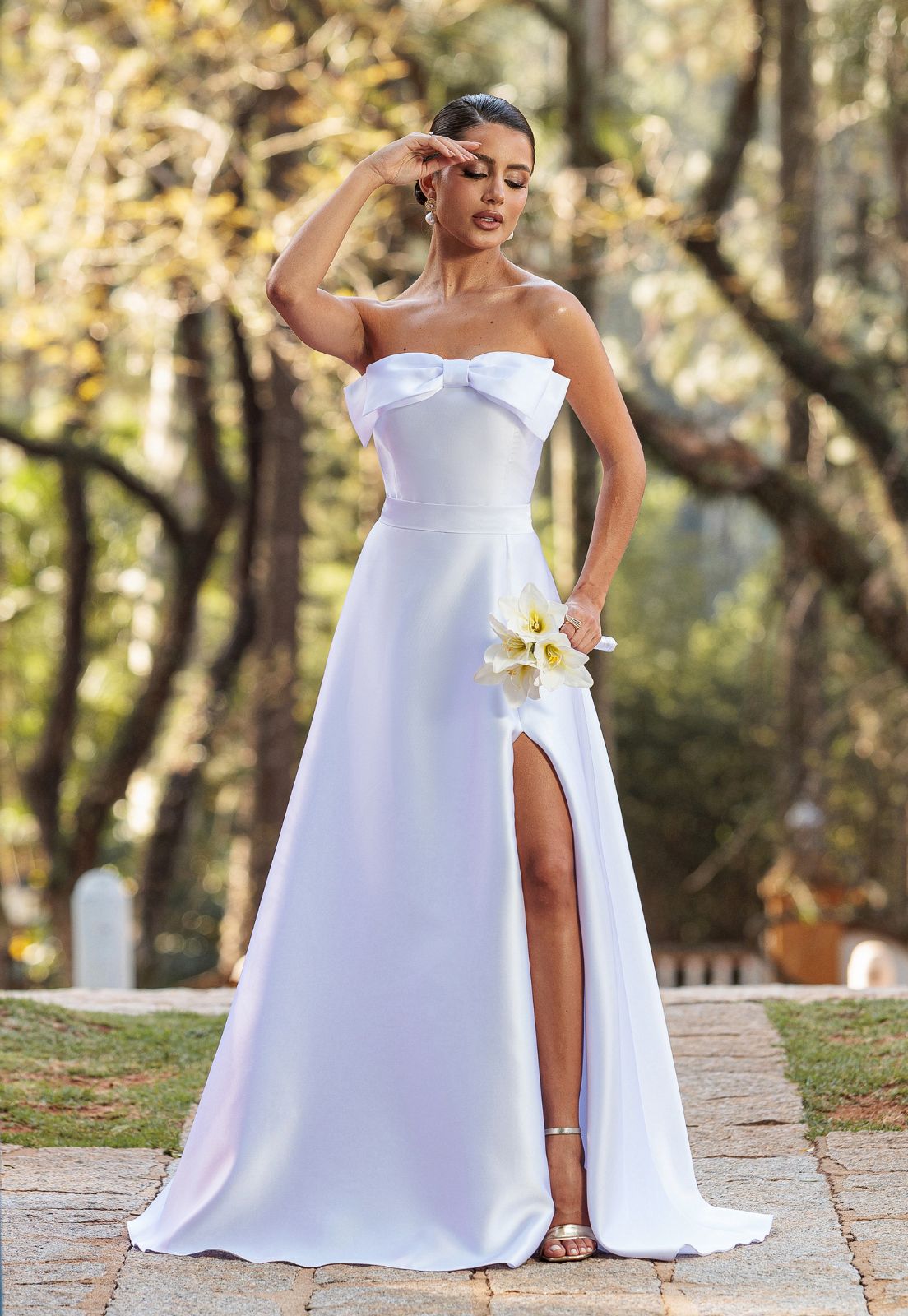 5 Ideias de Títulos para Posts sobre Vestidos de Noiva Tomara que Caia Lisos:
1. Minimalismo Sofisticado: O Guia Completo dos Vestidos de Noiva Tomara que Caia Lisos
2. Do Zibeline ao Cetim: Tecidos Nobres para o Seu Vestido de Noiva Tomara que Caia
3. Acessórios que Complementam: Como Elevar seu Look com um Vestido Tomara que Caia Liso
4. Silhuetas que Encantam: Explorando os Cortes Sereia e Princesa em Vestidos Lisos
5. Casamentos Civis e Intimistas: A Escolha Perfeita do Vestido Tomara que Caia Minimalista