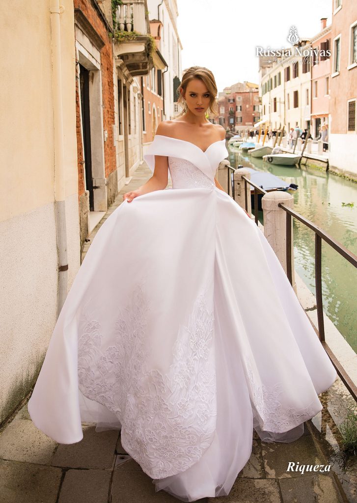 5 Ideias de Títulos para Posts sobre Vestidos de Noiva Tomara que Caia Lisos:
1. Minimalismo Sofisticado: O Guia Completo dos Vestidos de Noiva Tomara que Caia Lisos
2. Do Zibeline ao Cetim: Tecidos Nobres para o Seu Vestido de Noiva Tomara que Caia
3. Acessórios que Complementam: Como Elevar seu Look com um Vestido Tomara que Caia Liso
4. Silhuetas que Encantam: Explorando os Cortes Sereia e Princesa em Vestidos Lisos
5. Casamentos Civis e Intimistas: A Escolha Perfeita do Vestido Tomara que Caia Minimalista