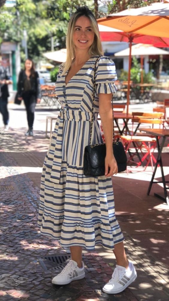 Vestido Listrado Com Tenis