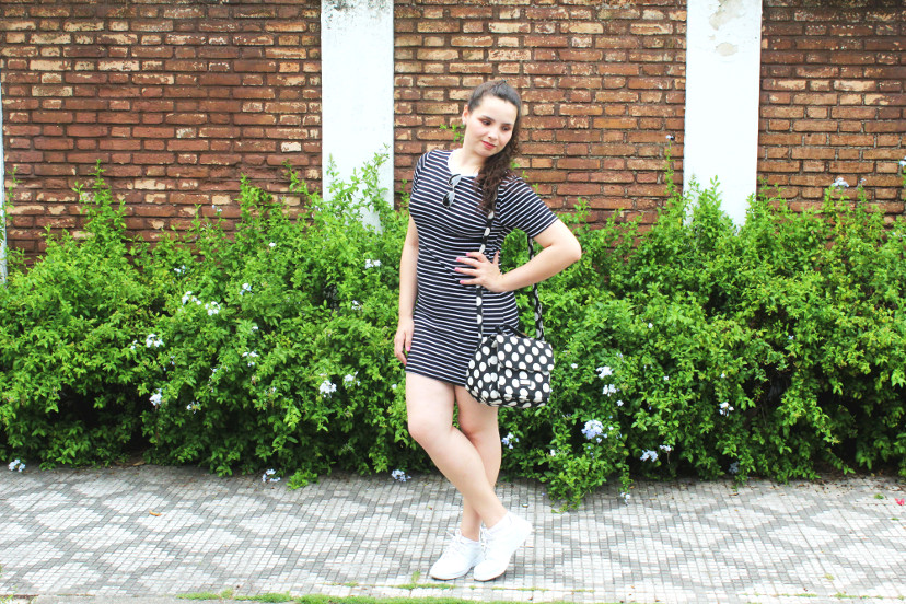Vestido Listrado Com Tenis