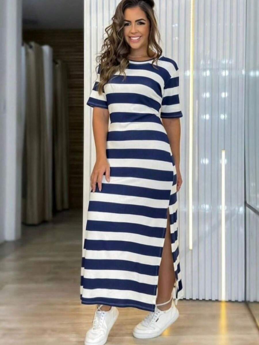 Vestido Listrado Com Tenis