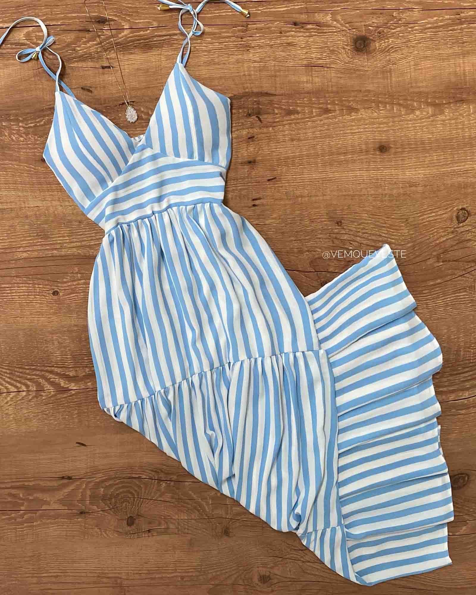 Vestido Listrado Com Tenis