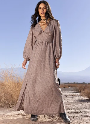 Montando looks com vestido longo de inverno: do dia à noite