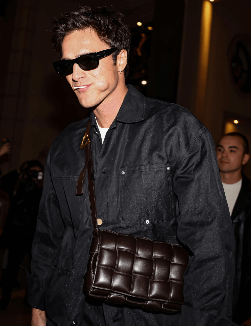 looks com bolsa branca