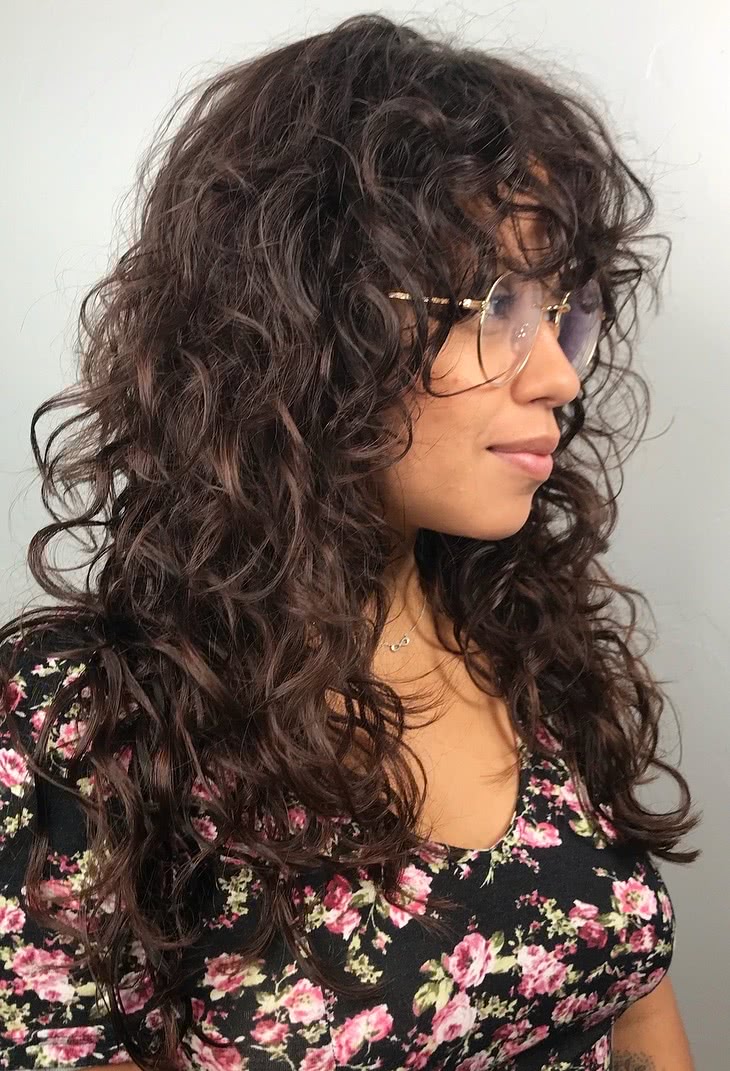 cabelo cacheado com franja e camadas