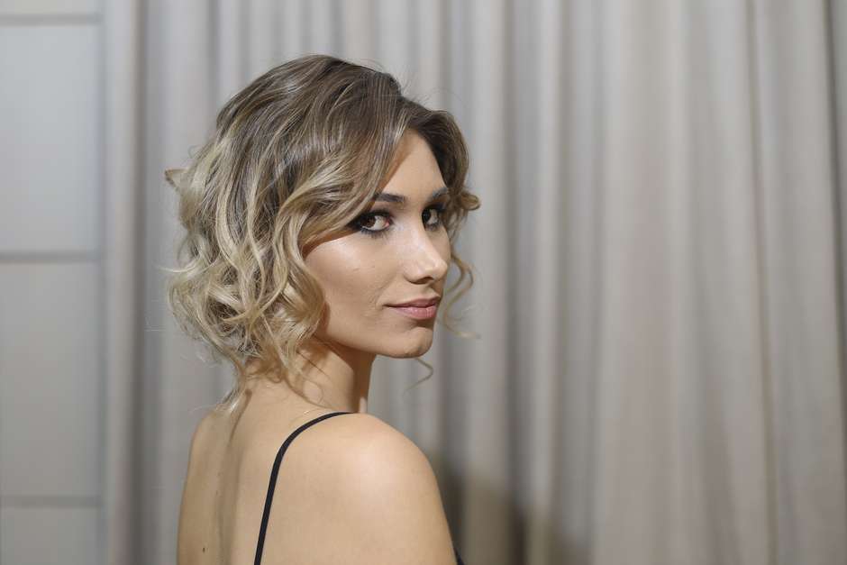 chanel em camadas cabelo ondulado
