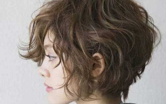 chanel em camadas cabelo ondulado