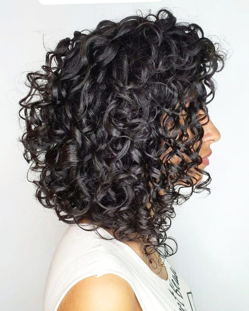 chanel com franja cabelo ondulado