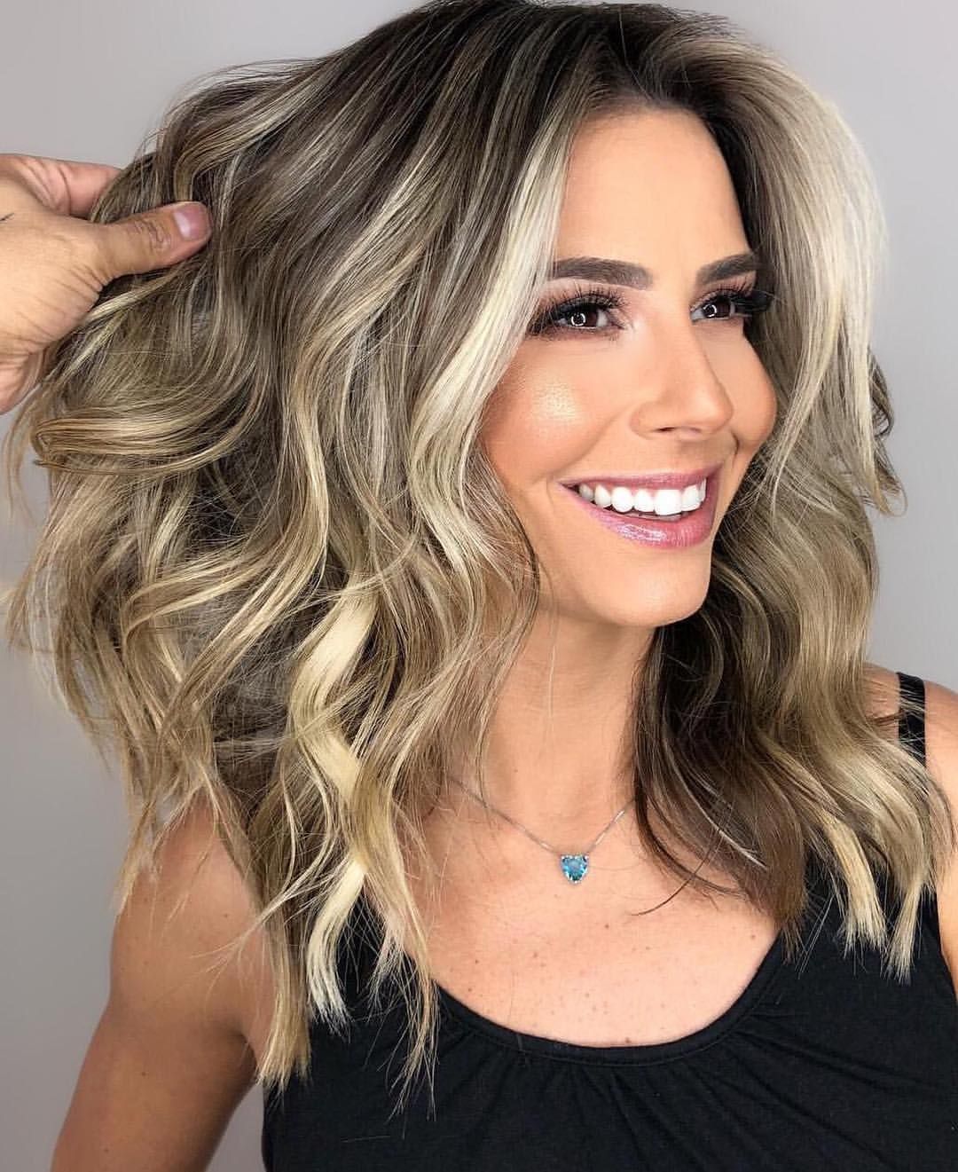 cabelo médio com mechas loiras