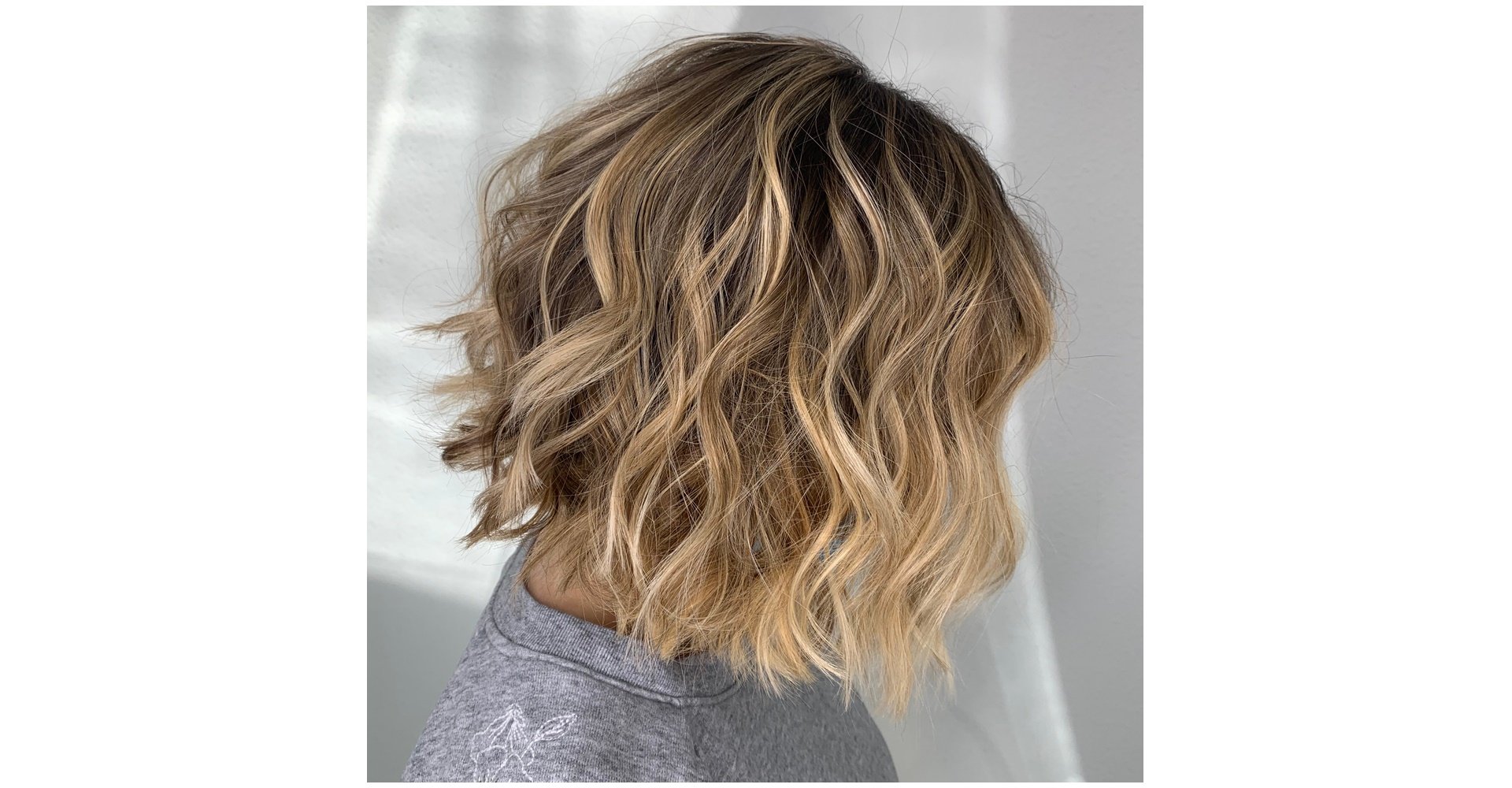 cabelo médio com luzes mel