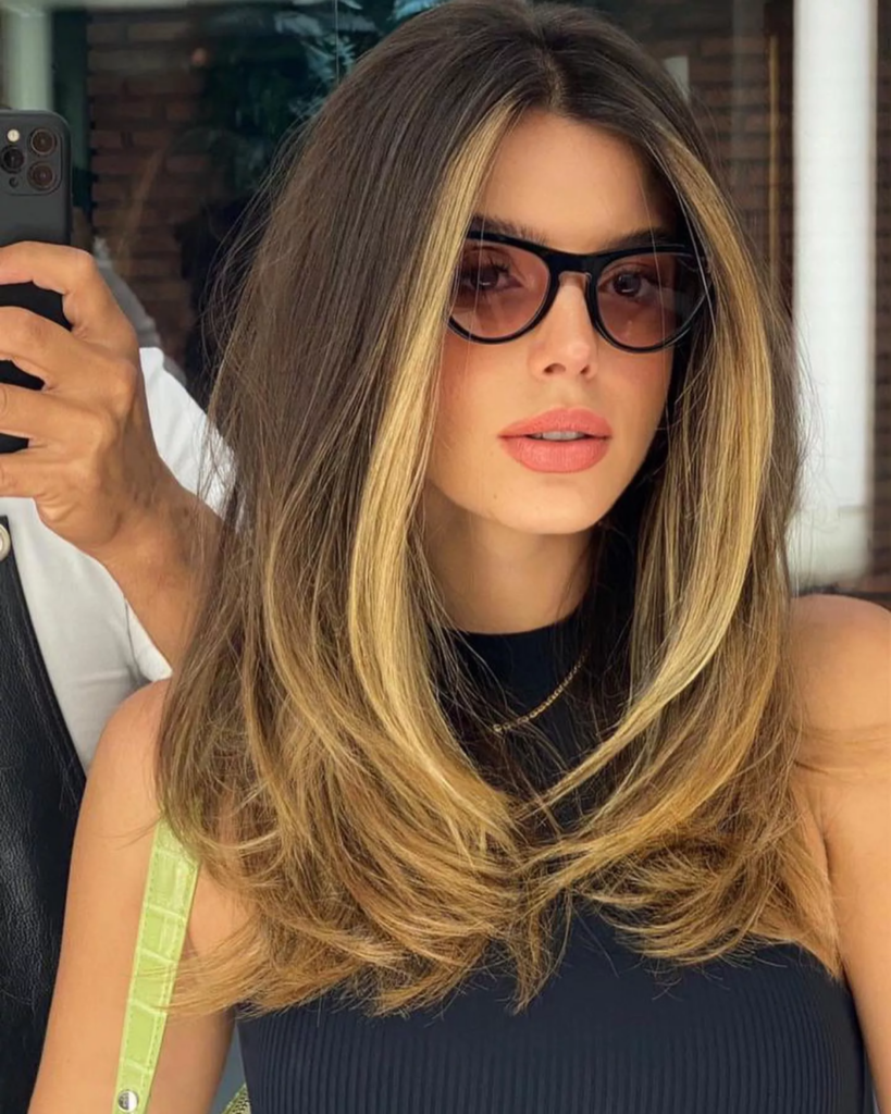 cabelo na altura dos ombros com luzes