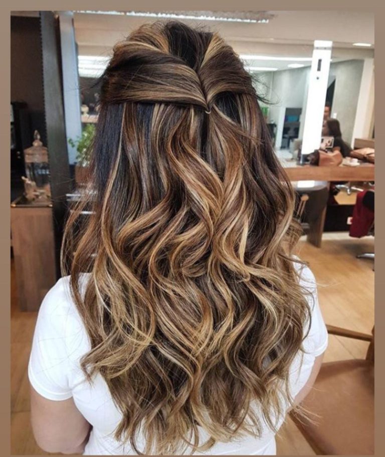 cabelo médio com mechas loiras