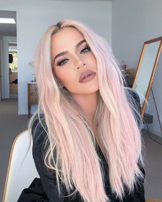 cabelo rosa em pele escura