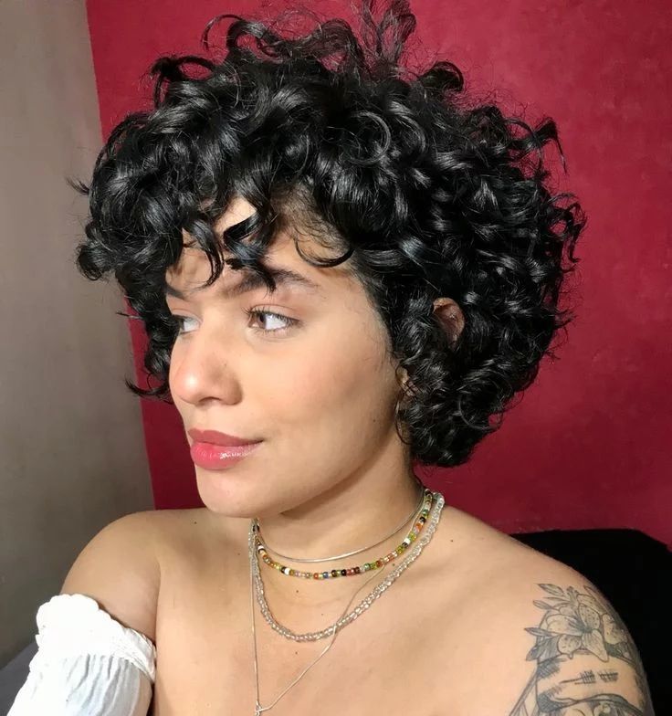 cabelo cacheado curto feminino