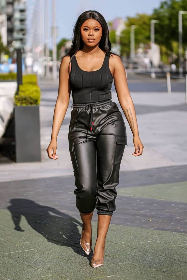 calça de couro preta com bota