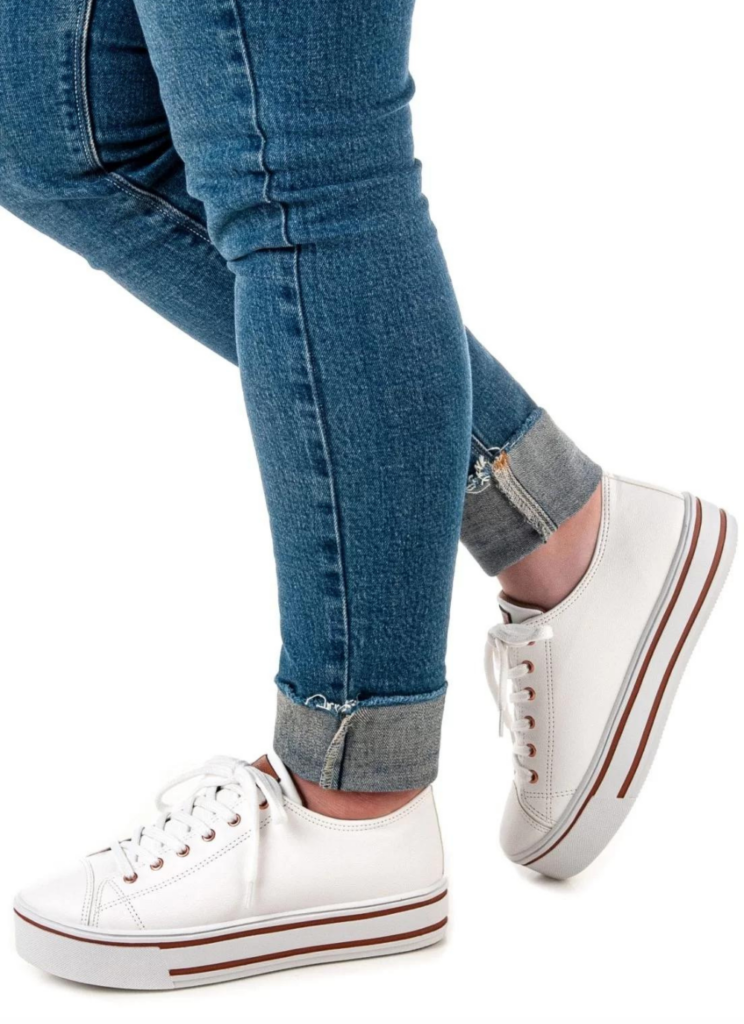 looks com calça pantalona preta e tênis
