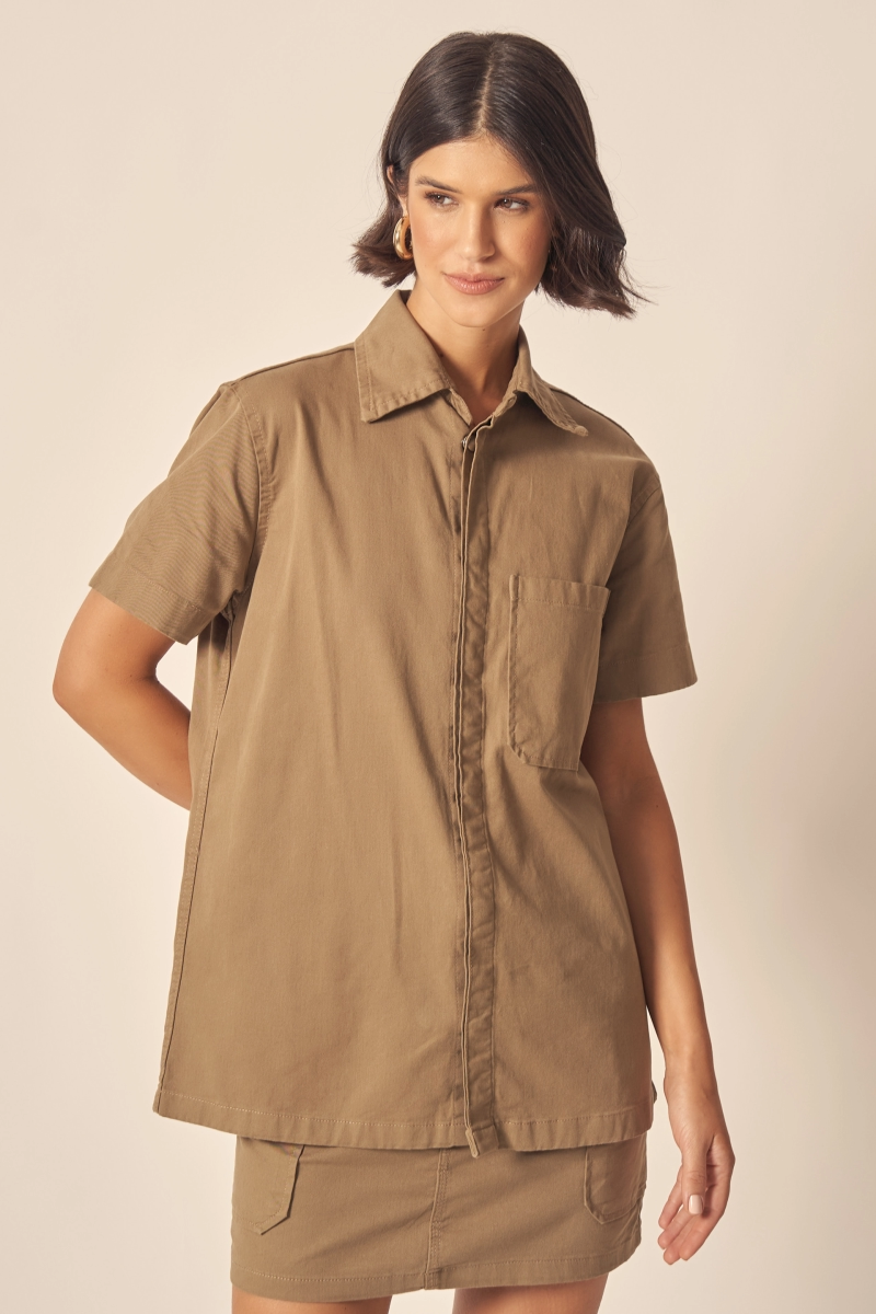 camisa caqui com preto
