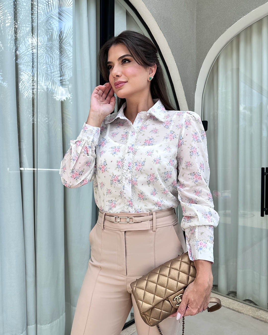 blusa de botão com renda