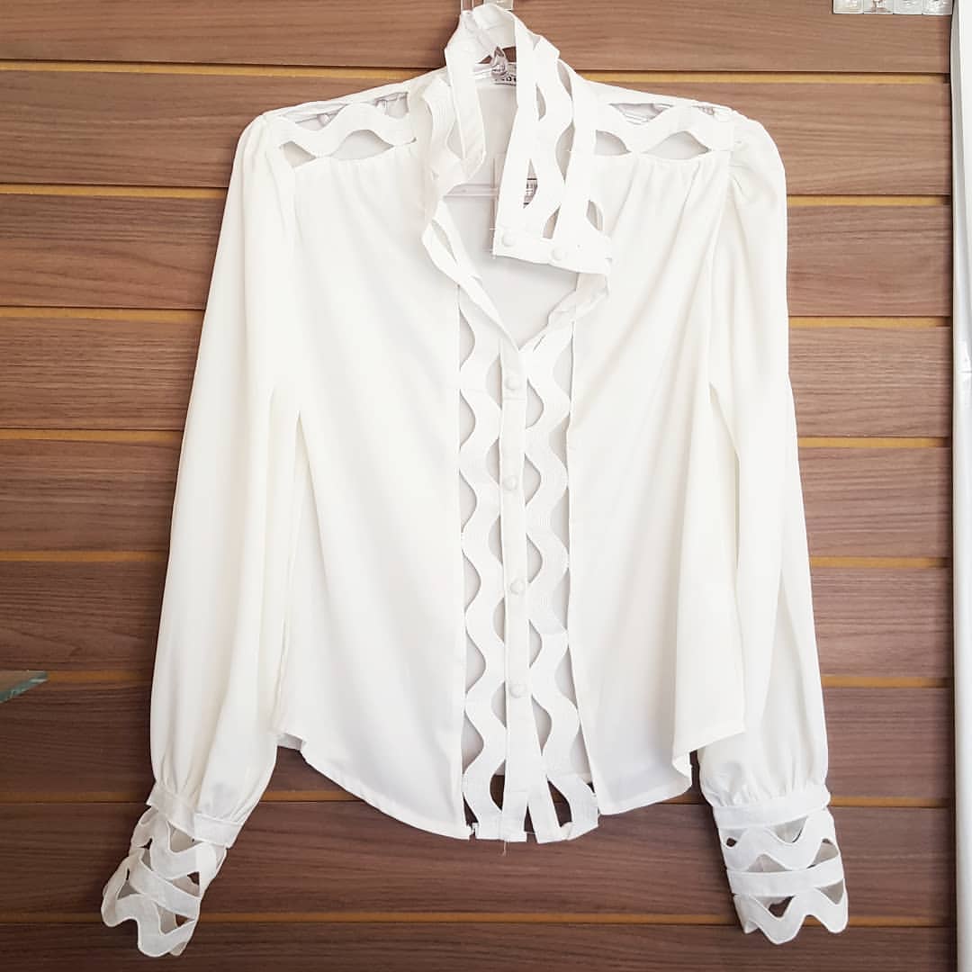 camisa de renda com botão