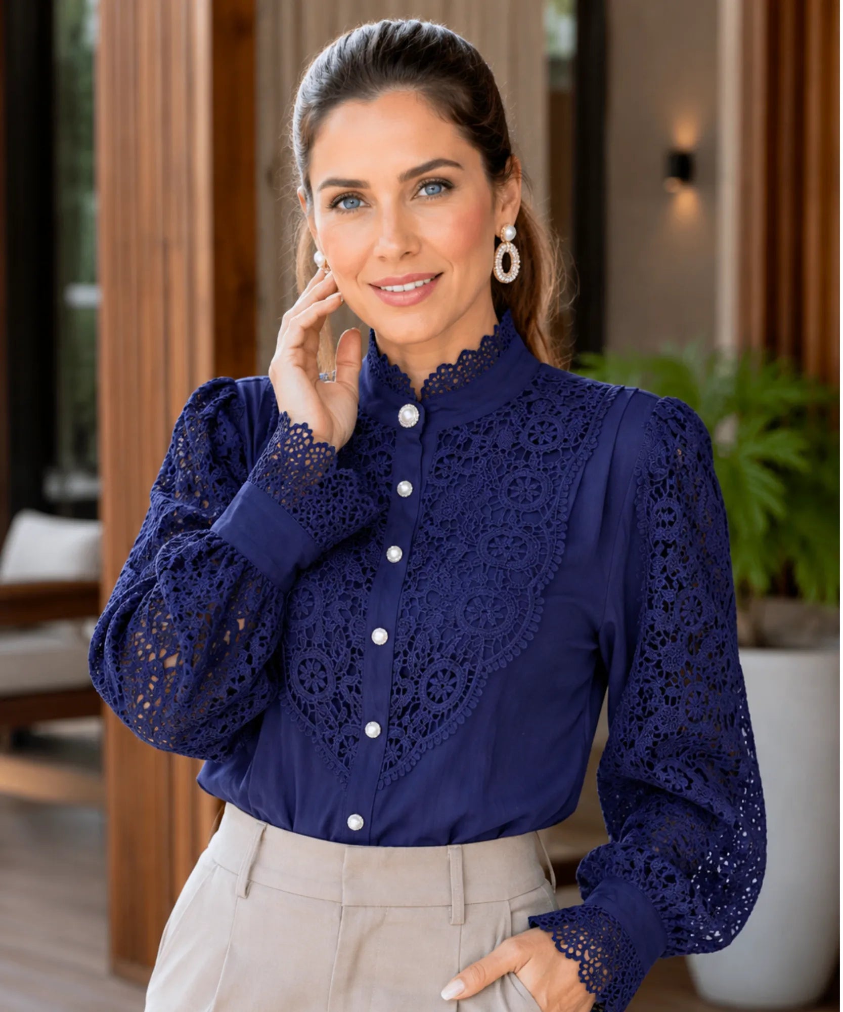 camisa de botão com detalhe rendado