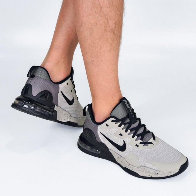 estilo streetwear com chinelo