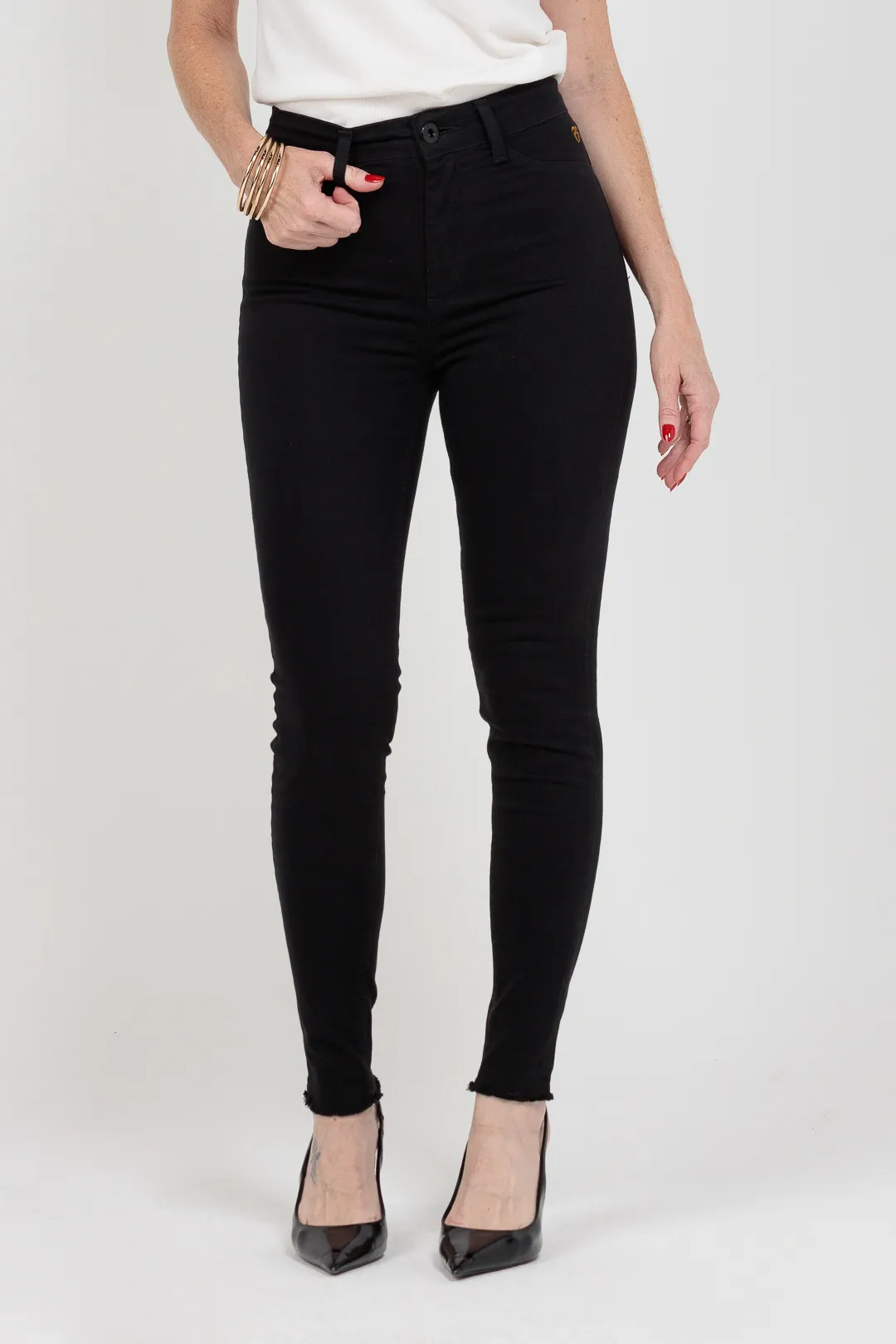 looks com calça preta justa disfarçando barriga