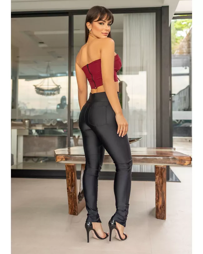 looks com calça preta justa disfarçando barriga
