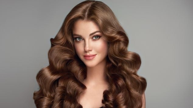 cabelo marrom café com mechas