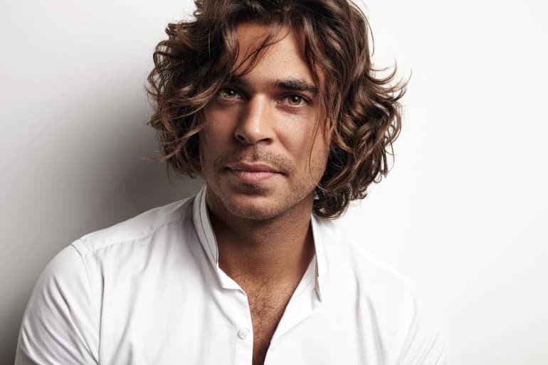 corte de cabelo surfista cacheado