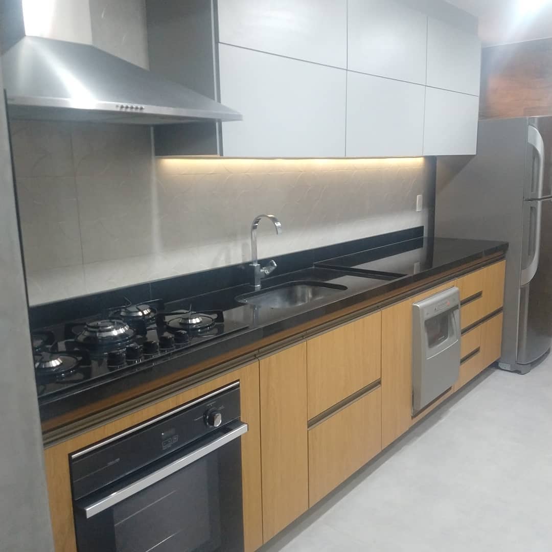 cozinha pequena com bancada planejada