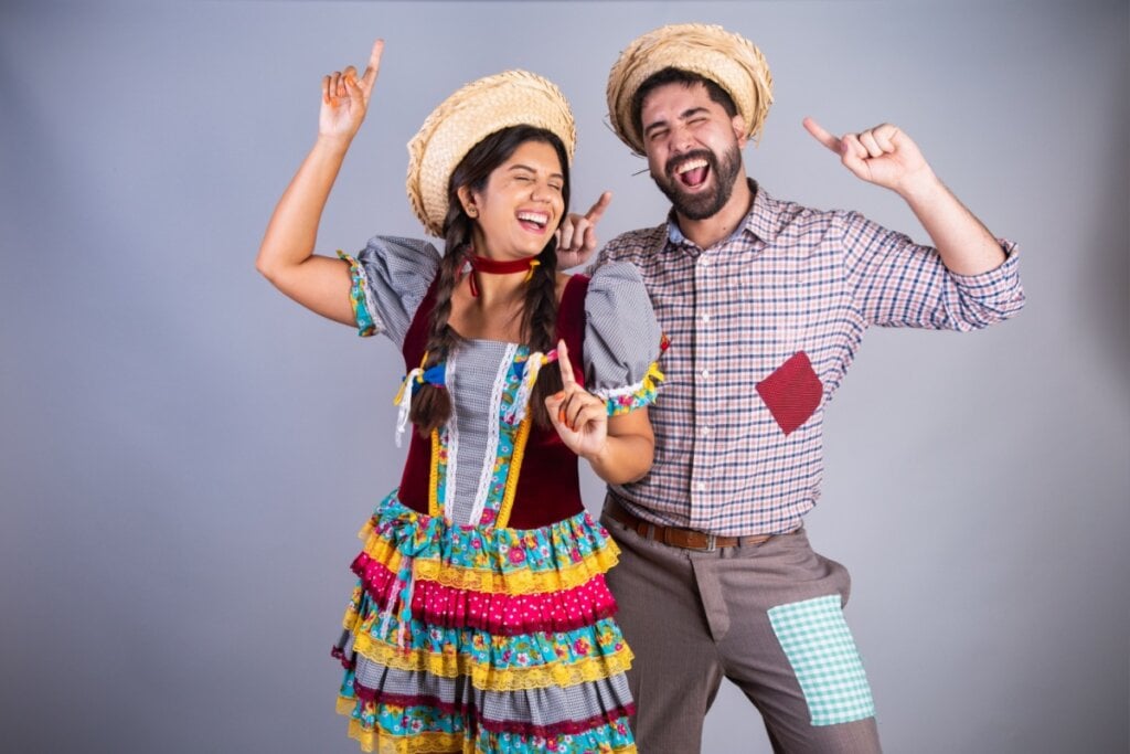 decoração de roupa com bandeirinhas