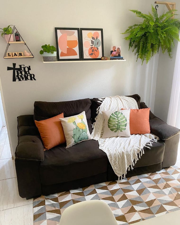 sala pequena com sofá e rack