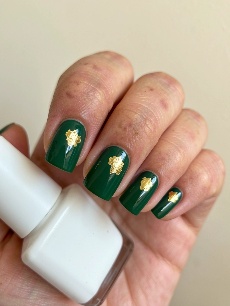 Unha curta verde menta com esmalte branco no anelar