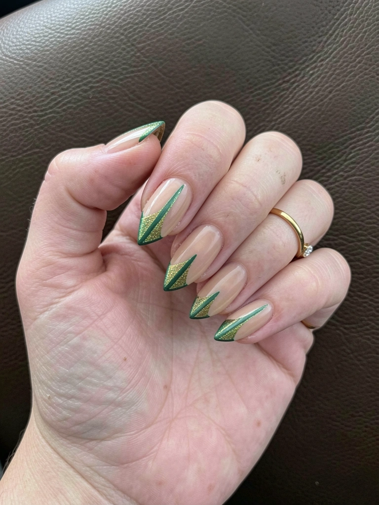 Unha amendoada verde oliva com traço dourado