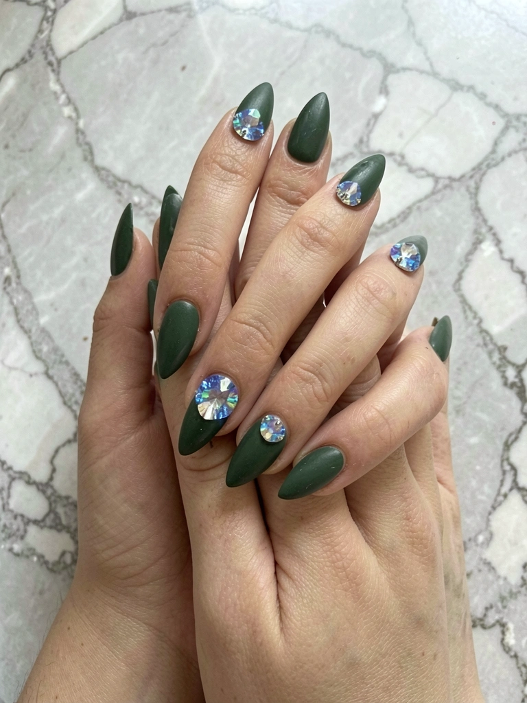 Decoração de unha verde neon com glitter prata no anelar