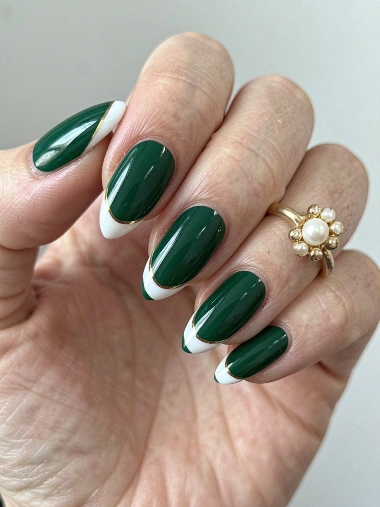 Unhas verdes com detalhes dourados no anelar