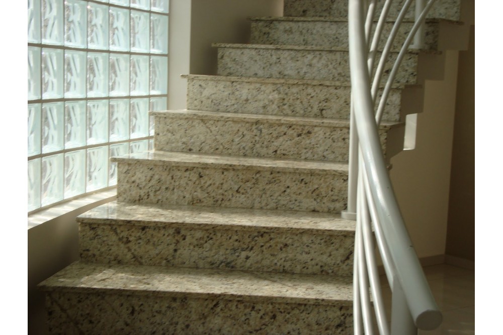 escada de granito branco