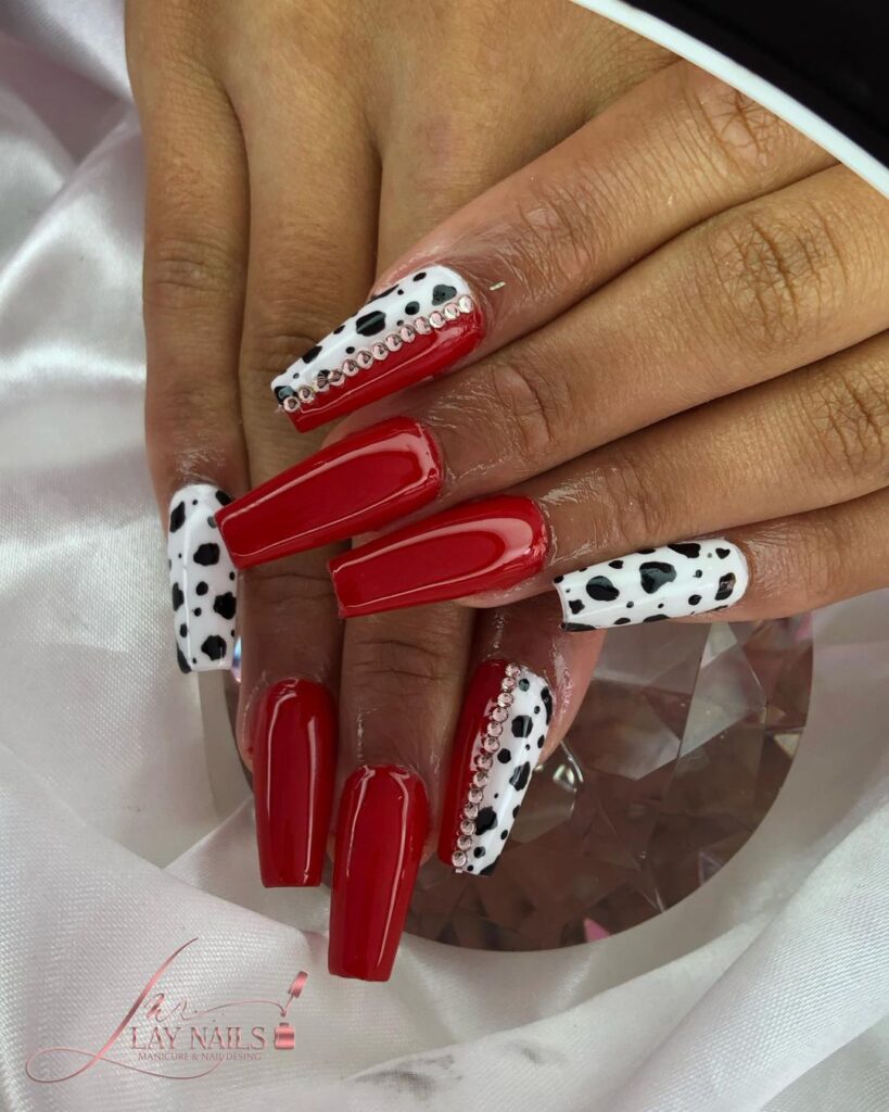 Unhas de coração vermelho