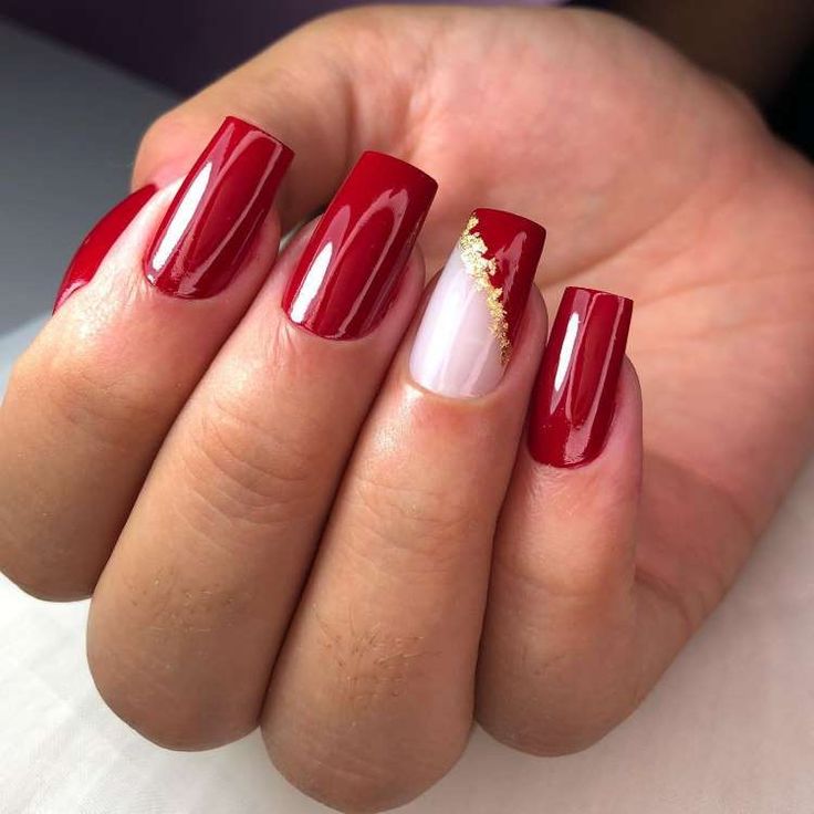 Unhas vermelhas e douradas